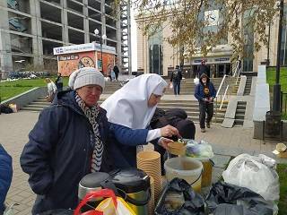 В столице сестры милосердия УПЦ накормили бездомных на вокзале